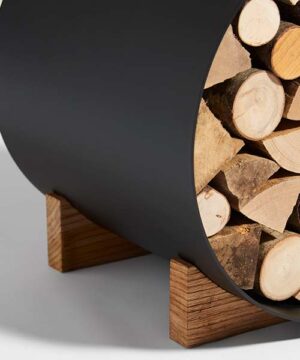 Portalegna Galileo per camino con ampio carico della legna dal design moderno e con la forma circolare con piedi in legno di castagno