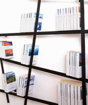 Libreria dal design minimale in ferro realizzata a mano