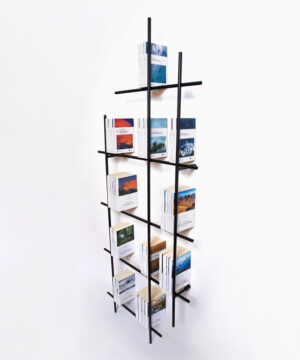 Libreria dal design minimale fatta con tubi di ferro e realizzata a mano