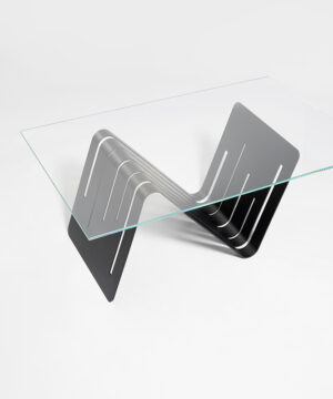 Tavolino Ni di design con piano in vetro temperato e il corpo in metallo piegato
